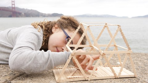 Mädchen baut ein Holzmodell