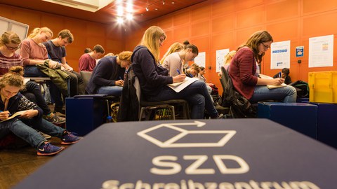 Ca. 50 Teilnehmende der Langen Nacht des Schreibens schreiben sich konzentriert mit einem Freewriting warm.