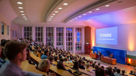 Fotoaufnahme von der Festveranstaltung zum 15-jährigen Bestehen des Deutschlandstipendiums in einem Hörsaal der TU Dresden.