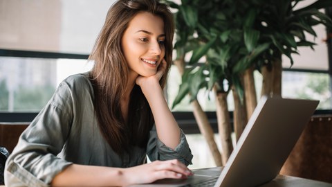 Foto einer Person, die am Laptop sitzt