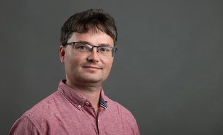 A portrait photo of the employee Sven Kaden can be seen.