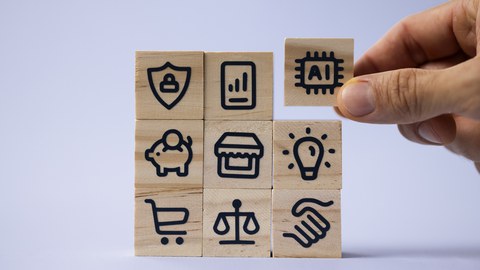 Foto von übereinander gestapelten Holzwürfeln mit verschiedenen Icons