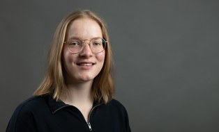 A portrait photo of the employee Anna-Lena Strübing can be seen.