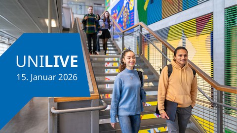 Bild zeigt zwei Studierende von vorn, die eine Treppe auf dem TUD-Campus runterlaufen.