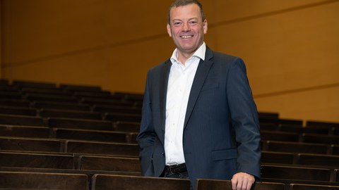 Portrait of Prof. Wolfgang Lehner