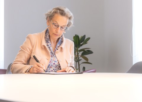 Photo of TUD Rector Prof. Ursula Staudinger at the signing of the founding