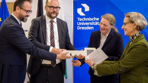 From left to right: Minister of Science Sebastian Gemkow, Minister of Finance Christian Piwarz, Prof. Dr.-Ing. Birgit Beckmann, Dean of the TUD Faculty of Civil Engineering, and TUD Rector Prof. Ursula Staudinger at the symbolic handover of keys. 