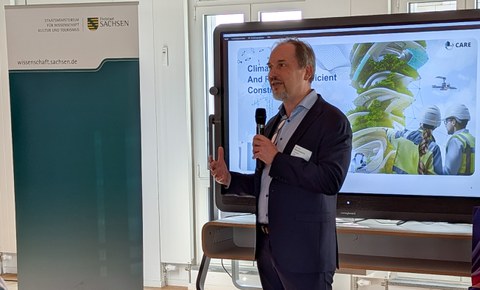 Prof. Mechtcherine bei einer Präsentation spricht mit Mikrofon in der Hand