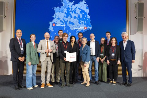 Successful Startup Factory: Federal Minister of Economics Katherina Reiche (7th from left) congratulated representatives of the boOst consortium.