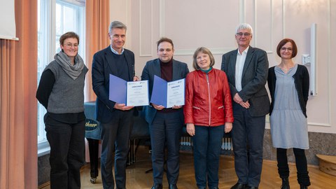 Prof. Markus Scholz (2. v. l.), Dr. Benedikt Kapteina (3. v. l.), GFF-Geschäftsführerin Dr. Undine Krätzig (4. v. l.) und IHI-Direktor Prof. Thorsten Claus (5. v. l.)