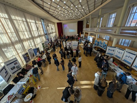 Blick in den Festsaal Düferstraße mit Informationsständen und Besuchern