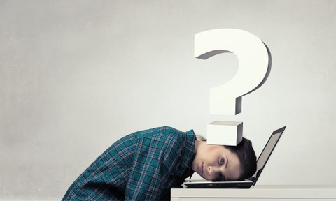 Foto eines Mädchens, das mit ihrem Kopf auf einem Laptop liegt, darüber ist ein Fragezeichen abgebildet