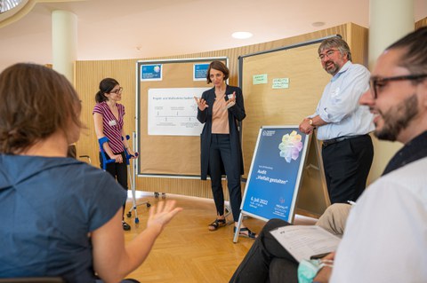 Die Prorektorin spricht zu den Teilnehmenden.