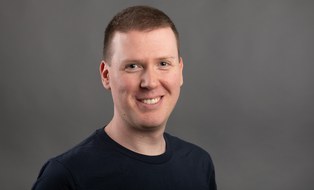 A portrait photo of the student counselor Eric Blumenthal can be seen.