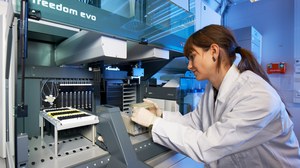 Forscherin am Mikroskop