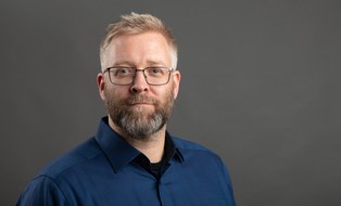 A portrait photo of the employee Marcel Jablonka can be seen.