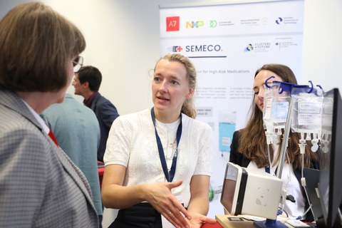 Nora Herzog (Teilprojekt SmartInfusions) erläutert das vernetzte Infusionssystem