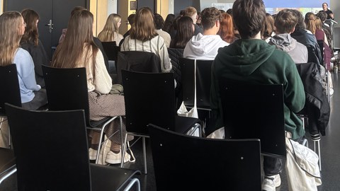 Frühstudierende beim Einführungsvortrag