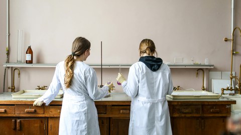 Frauen Im Weißen Laborkleid Stehend