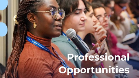 Eine Studentin die in ein Mikrofon spricht