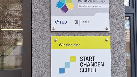 Schulplakette an einer Gebäudewand einer Schule. "Wir sind eine START CHANCEN SCHULE"