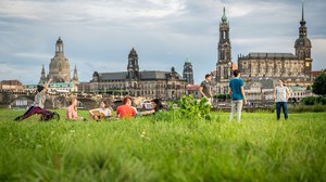 Junge Menschen vor der Dresdner Stadtkulisse