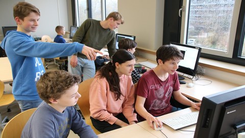 Schülerinnen und Schüler im Schülerrechenzentrum der TUD.