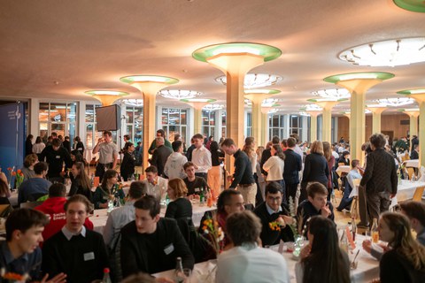 Fotoaufnahme von einer Abendveranstaltung in einem Speisesaal der Alten Mensa in Dresden.
