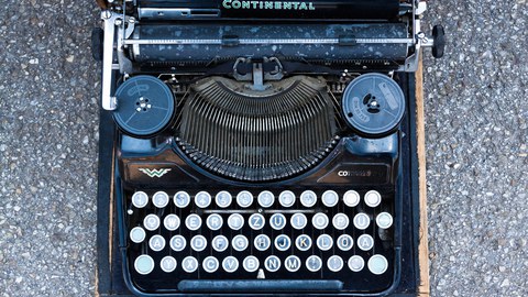 alte blaue Schreibmaschine