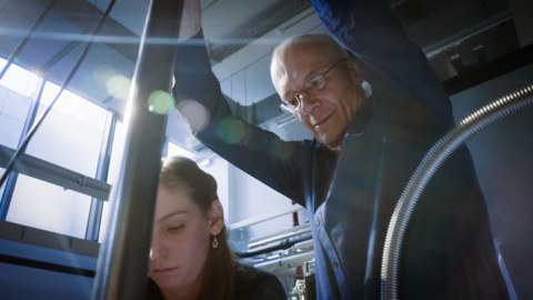 Professor Matthias Vojta forscht im Labor