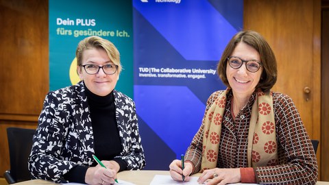 Jana Maywald (left), Head of the Dresden Regional Centre of AOK PLUS, and Prof. Roswitha Böhm, Vice-Rector University Culture and Internationalization at TUD, signing the agreement. 
