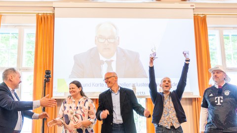  Jubilation among the Cluster speakers (from left to right) Prof. Viktor Mechtcherine, Prof. Yana Vaynzof, Prof. Matthias Vojta, Prof. Stephan Grill (for Prof. Otger Campàs) and Prof. Frank H. P. Fitzek