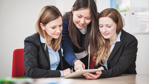 Drei Bewerberinnen unterhalten sich