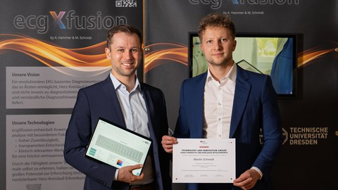 Urkundenempfang im Demonstration Room (Alexander Hammer und Dr. Martin Schmidt) 