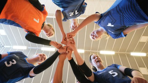 Sportlerinnen in DHSZ-Shirts stoßen ihre Fäuste zusammen