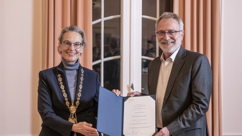 Prof. Ursula Staudinger, Rector of TUD, presents the certificate of appointment as honorary professor to Martin Keller, President of the Helmholtz Association.