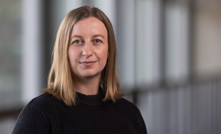 Eine Frau mit schulterlangen blonden Haaren