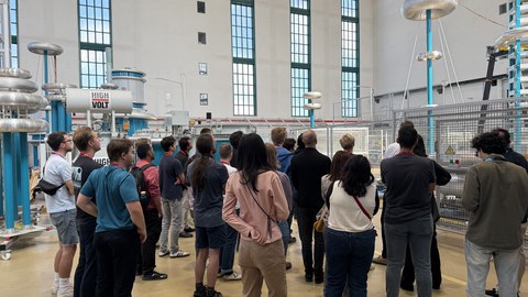 Besuch Studierende Testhalle Highvolt