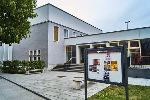 Gebäude mit dem Treppeneingang vom Kino im Kasten