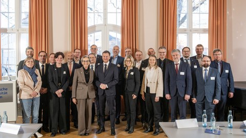In the presence of Saxony's Minister President Michael Kretschmer (front centre), representatives of the partner universities gathered at the TUD for a joint strategy meeting on the further development of the Saxony Hydrogen Union.
