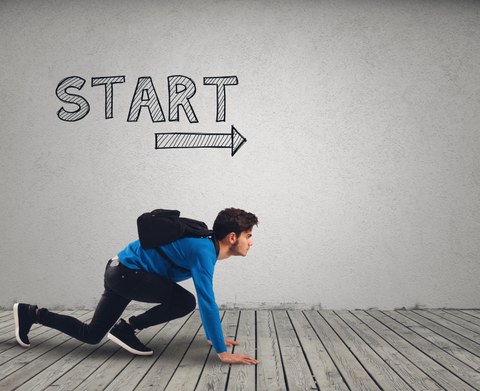Das Bild eines Mannes, der sich in der Tiefstarthaltung vor einem Rennen befindet, ist abgebildet. Über ihm steht das Wort "Start". 