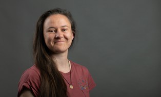 A portrait photo of the employee Theresa Zakrzewski can be seen.