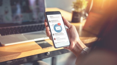 Inbox des E-Mail-Postfachs auf einem Smartphone