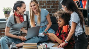 Studieren in Dresden, Studentinnen in einer Gruppe unterhalten sich