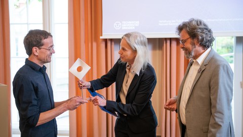 Übergabe eines Preises