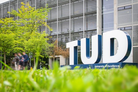 Foto vom TUD-Schriftzug beim Hörsaalzentrum mit den Großbuchstaben TUD