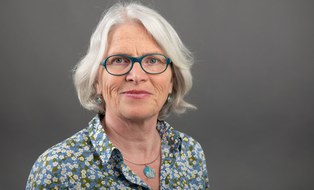 On display is a portrait photo of Cornelia Blum. She is the head of the Central Student Information and Counseling Service.