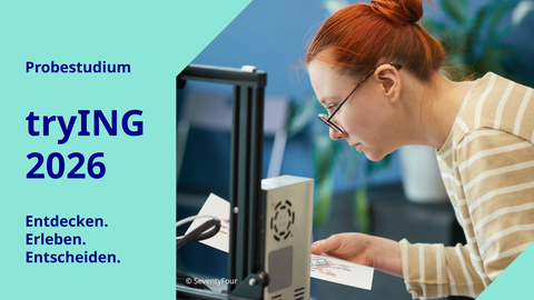 Eine junge Frau mit rotem Haar und Brille betrachtet ein Objekt aus einem 3D-Drucker. Überlagert ist ein Werbebanner für das Probestudium "tryING" an der TUD.