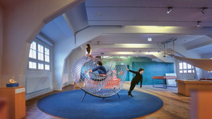 Foto aus dem Erlebnisland Mathematik mit spielenden Kindern