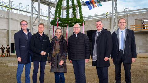 Gruppenfoto mit Jan-Hendrik Goldbeck, Geschäftsführender Gesellschafter der Goldbeck GmbH, der Sächsische Ministerpräsident Michael Kretschmer, TUD-Rektorin Prof. Ursula Staudinger, Torsten Ruban-Zeh, Oberbürgermeister der Stadt Hoyerswerda, Udo Witschas, Landrat des Landkreises Bautzen, und Prof. Günther Prokop, Professur für Kraftfahrzeugtechnik an der TUD (v.l.n.r.).